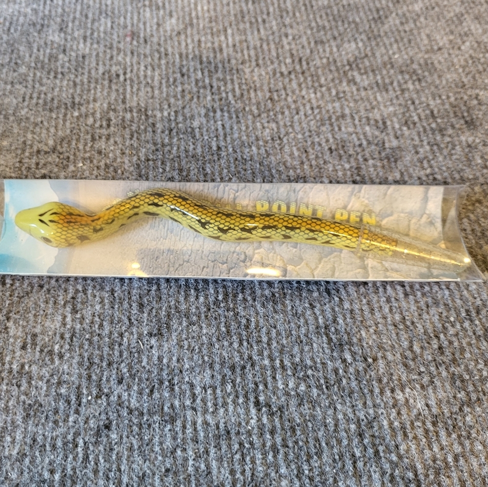 New Rattlesnake pen Novelty